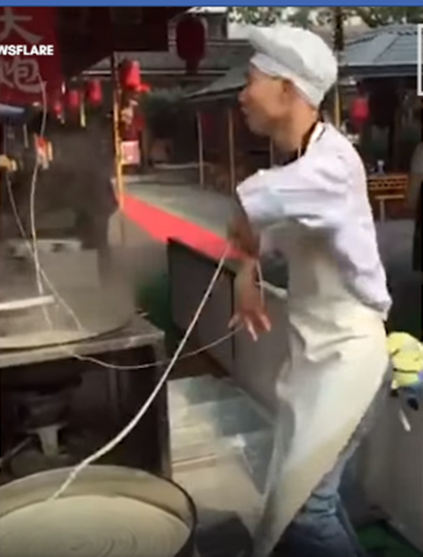 Muốn sợi mì mềm mà ngon thì khi làm phải uốn dẻo như này mới chuẩn ảnh 1