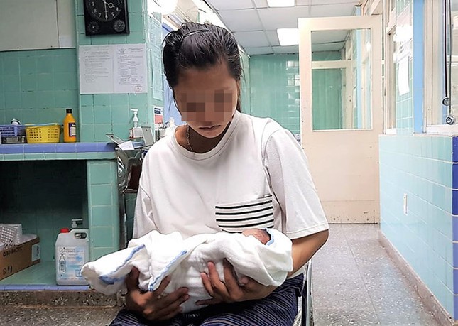 Xôn xao chuyện nữ sinh đẻ con tại trường rồi bỏ vào nhà vệ sinh ảnh 1