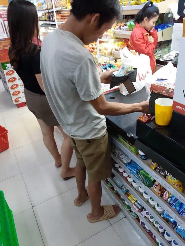Xúc động hình ảnh anh chồng nghèo không biết chữ vẫn tỉ mẩn mua đồ cho vợ bầu ảnh 2