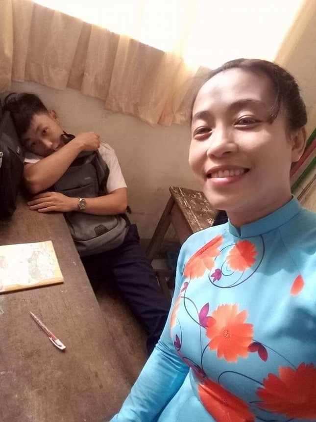 Nam sinh ngủ gật trong lớp và cách giải quyết "bá đạo" của cô giáo khiến dân mạng cười "nắc nẻ" ảnh 2