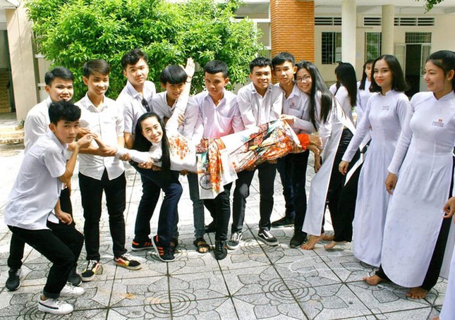 Nam sinh ngủ gật trong lớp và cách giải quyết "bá đạo" của cô giáo khiến dân mạng cười "nắc nẻ" ảnh 5