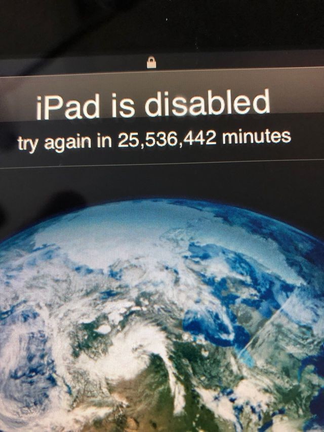 Nghịch iPad của bố, bé 3 tuổi khiến chiếc máy tính bảng bị khóa trong... 49 năm ảnh 1