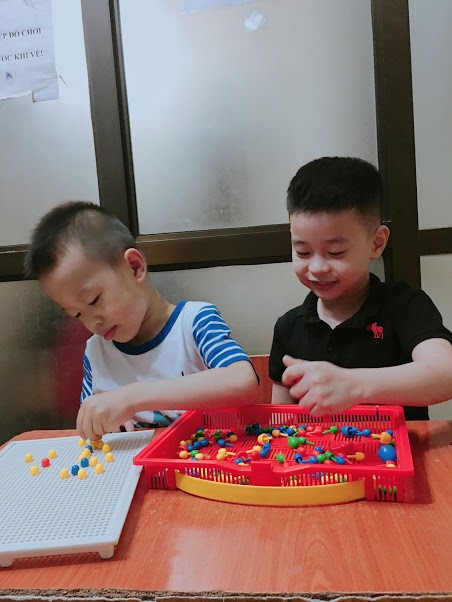 Tự kỉ là một hội chứng bao gồm những khiếm khuyết trong khả năng lập luận, phát triển ngôn ngữ, kỹ năng giao tiếp, tương tác xã hội. Vì thế, Sau khi kết thúc buổi học, các bé được cô giáo cho trò chuyện và chơi các trò chơi với nhau. Các bé phải đặt những câu hỏi và giao tiếp với nhau. Như vậy, có thể giúp bé mạnh dạn hơn khi nói chuyện và tăng vốn từ ngữ của bé. Đồng thời bé có thể tự học hỏi lẫn nhau.