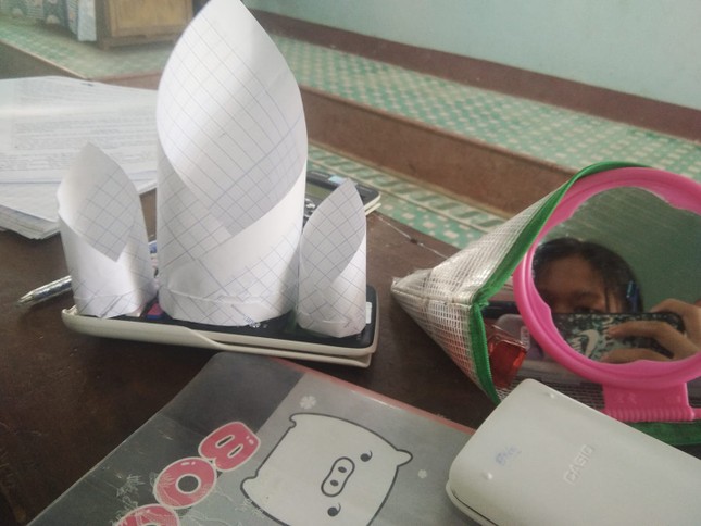 Cười chảy nước mắt với thời trang hàng hiệu đến trường được làm từ giấy ảnh 6