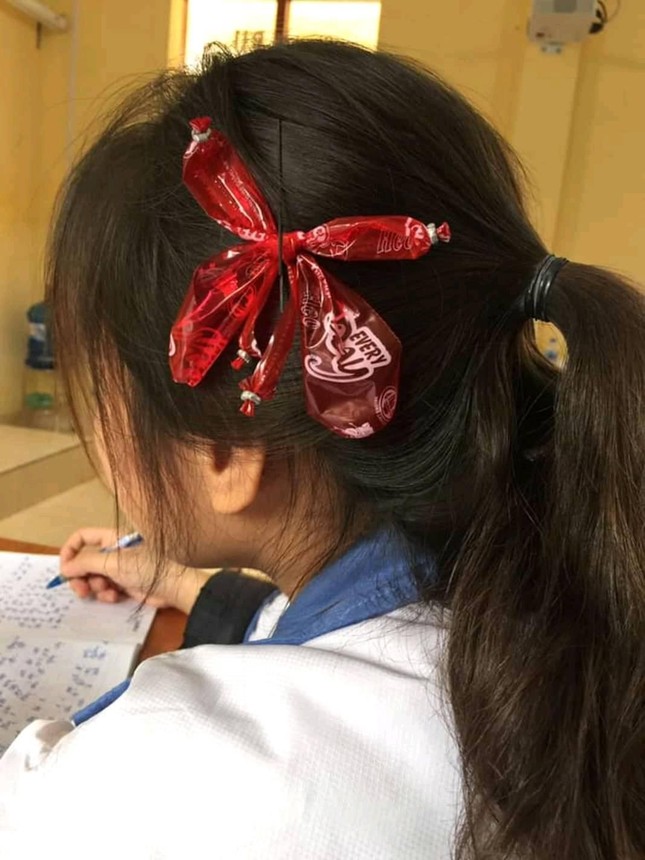 Cười chảy nước mắt với thời trang hàng hiệu đến trường được làm từ giấy ảnh 8