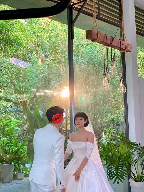 Nữ ca sĩ Hiền Hồ bất ngờ tung ảnh cưới với chàng trai lạ mặt khiến khán giả xôn xao ảnh 1