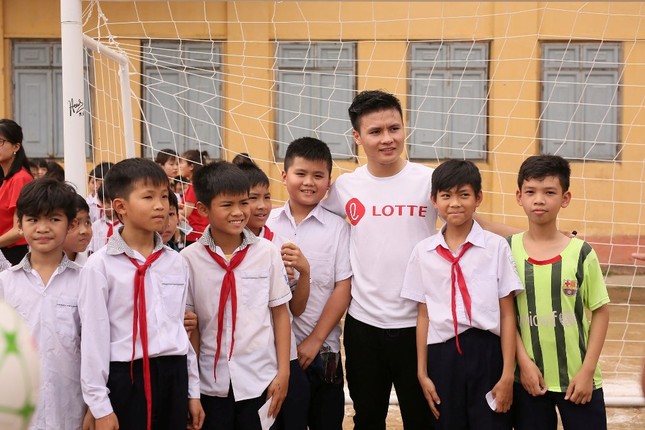 "Cựu học sinh" Quang Hải khiến fan thích thú khi so tài cùng các "đồng môn nhí" ở trường cũ ảnh 2