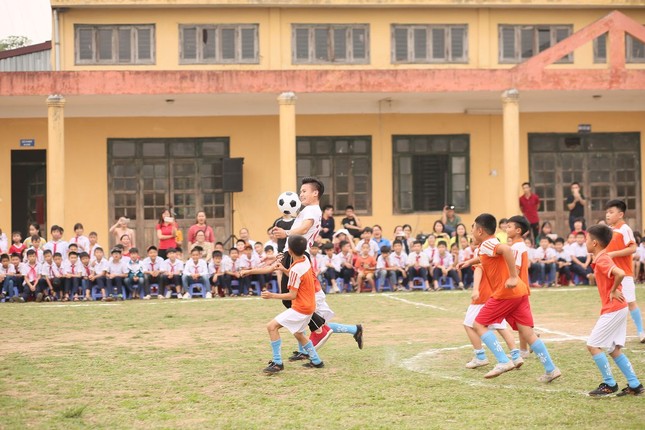 "Cựu học sinh" Quang Hải khiến fan thích thú khi so tài cùng các "đồng môn nhí" ở trường cũ ảnh 3