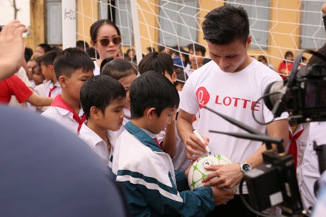 "Cựu học sinh" Quang Hải khiến fan thích thú khi so tài cùng các "đồng môn nhí" ở trường cũ ảnh 1