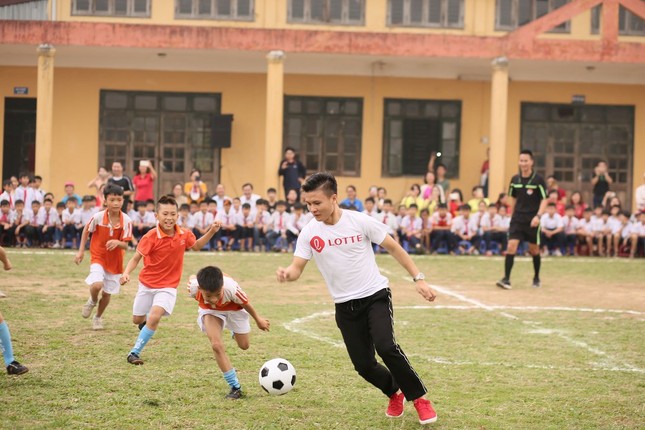 "Cựu học sinh" Quang Hải khiến fan thích thú khi so tài cùng các "đồng môn nhí" ở trường cũ ảnh 4