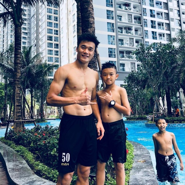 Không chỉ Phan Văn Đức, nhiều cầu thủ bóng đá Việt Nam khiến fan xuyến xao với thân hình khoẻ khoắn ảnh 6