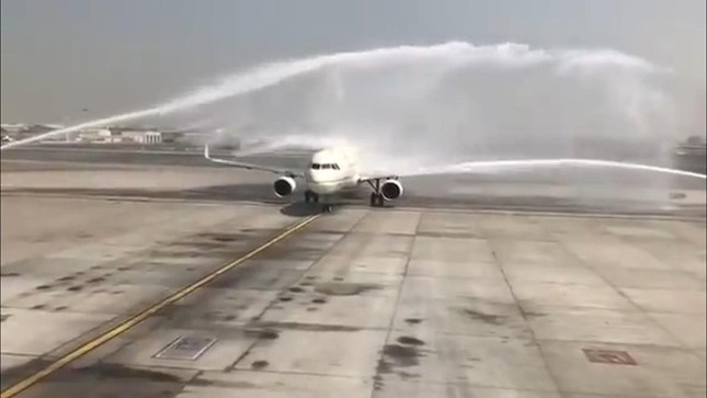 Sân bay Dubai phun vòi rồng đón máy bay, nước làm hỏng cả máy bay ảnh 1