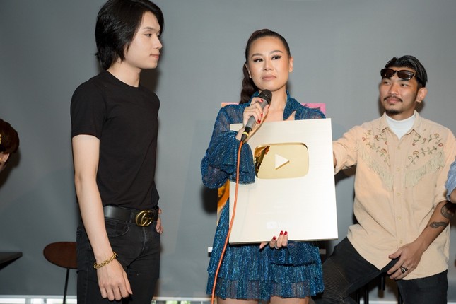 Nam Thư mừng rỡ thông báo với fan đã trả hết nợ, xúc động khui nút vàng YouTube ảnh 3