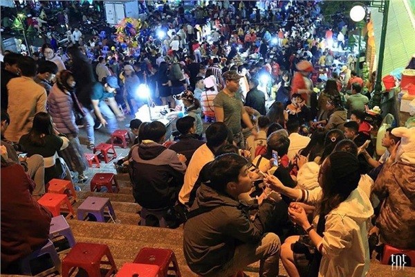 Đà Lạt "nghẹt thở" vì lượng khách đông "khủng khiếp" đổ về vào ngày nghỉ lễ ảnh 6