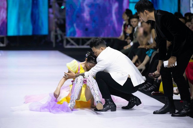 Minh Hằng chính thức lên tiếng sau sự cố "nhào lộn", khẳng định lỗi không phải do sàn diễn ảnh 1