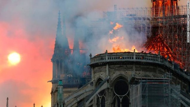 Cháy lớn tại Nhà thờ Đức Bà Paris: Một trong những biểu tượng nước Pháp ngập trong biển lửa ảnh 1
