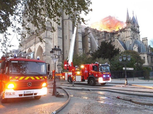 Cháy lớn tại Nhà thờ Đức Bà Paris: Một trong những biểu tượng nước Pháp ngập trong biển lửa ảnh 4
