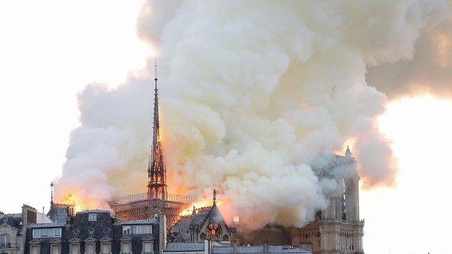 Cháy lớn tại Nhà thờ Đức Bà Paris: Một trong những biểu tượng nước Pháp ngập trong biển lửa ảnh 6