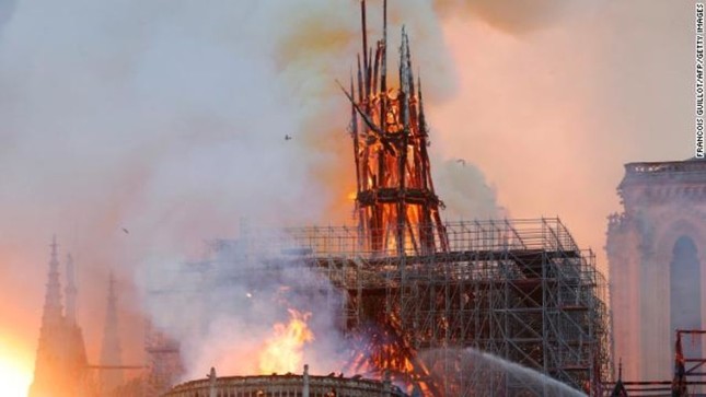 Cháy lớn tại Nhà thờ Đức Bà Paris: Một trong những biểu tượng nước Pháp ngập trong biển lửa ảnh 2