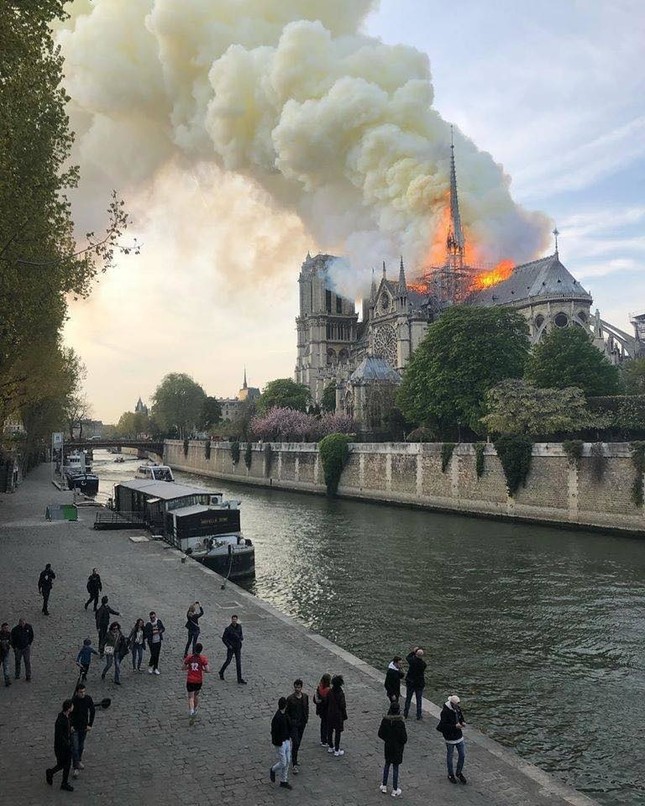 Cộng đồng mạng xót thương, cùng cầu nguyện cho Paris sau khi nhà thờ 850 năm bị thiêu rụi ảnh 5