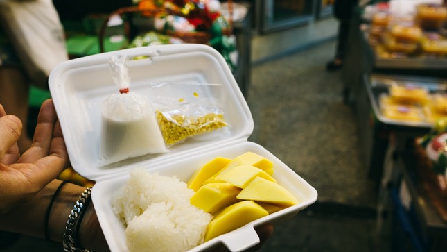 Đến Thái Lan vào tết Songkran, ai cũng phải thưởng thức hoặc mua món này về làm quà ảnh 1