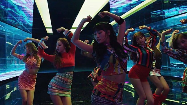 Nhìn những hình ảnh này, không ai có thể nói TWICE "một màu" nữa! ảnh 2
