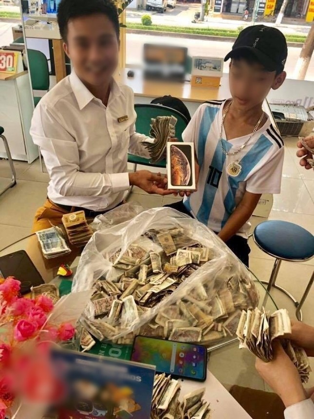 Tiết kiệm 3 năm tiền ăn sáng, cậu bé 16 tuổi đạp xe đi mua iPhone XS: Đủ để nể chưa? ảnh 2