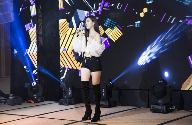 "Tân binh" AMEE tự tin hát live “Anh nhà ở đâu thế” trong cùng sự kiện với đàn chị Bảo Thy ảnh 5