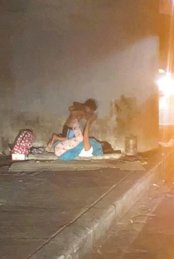 Khoảnh khắc hai mẹ con vô gia cư nô đùa dưới gầm cầu: Nghèo khó đâu che được tình mẹ! ảnh 1