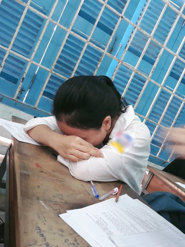 Nam sinh xót xa nhìn cô bạn gục đầu xuống bàn, thế nhưng sự thật khiến ai cũng "ngã ngửa" ảnh 1