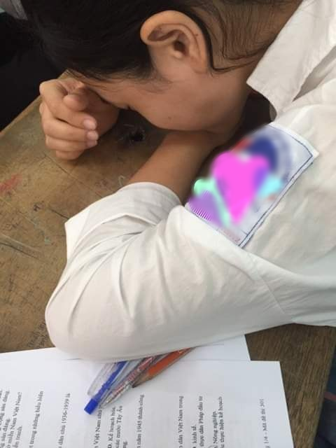 Nam sinh xót xa nhìn cô bạn gục đầu xuống bàn, thế nhưng sự thật khiến ai cũng "ngã ngửa" ảnh 2