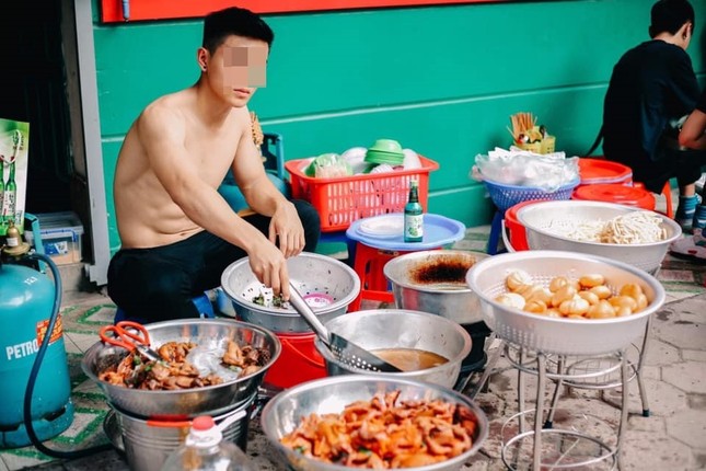 Lộ body quyến rũ bán hàng giữa trưa Hè, dàn mỹ nam khiến hội chị em "phát sốt" ảnh 2