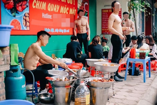 Lộ body quyến rũ bán hàng giữa trưa Hè, dàn mỹ nam khiến hội chị em "phát sốt" ảnh 3