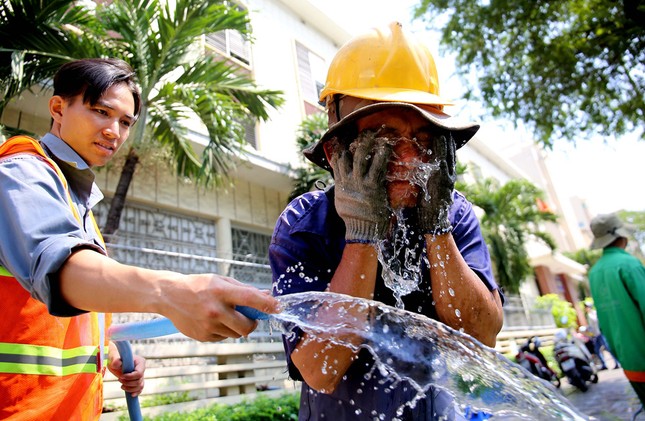 "Dầm mình" dưới cống Sài Gòn: Tốt nghiệp đại học xin làm… công nhân móc cống ảnh 1