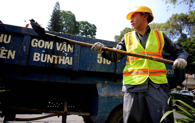 "Dầm mình" dưới cống Sài Gòn: Tốt nghiệp đại học xin làm… công nhân móc cống ảnh 3