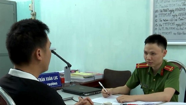 Thầy giáo bị tố làm nữ sinh mang bầu im lặng đến khi công an tạm giữ ảnh 1