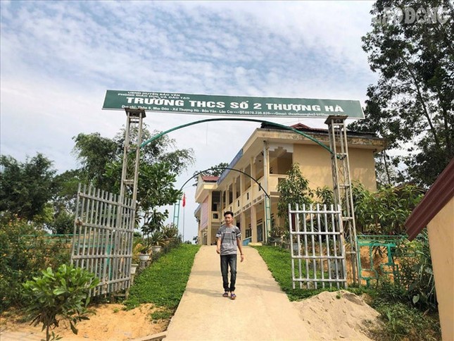 Thầy giáo bị tố làm nữ sinh mang bầu im lặng đến khi công an tạm giữ ảnh 2
