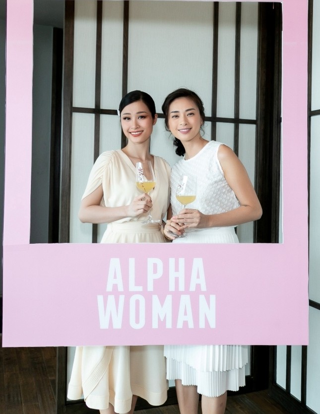 Tóc Tiên, Hà Tăng và Đông Nhi đến chúc mừng Ngô Thanh Vân ra sách ảnh 2