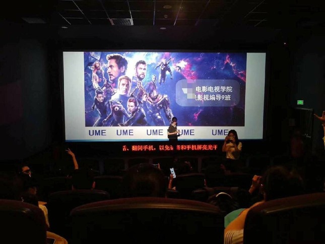 Cô giáo "chất chơi" ra tay bao cả rạp, thuê xe đưa đón cả lớp đi xem Avengers: End game ảnh 1