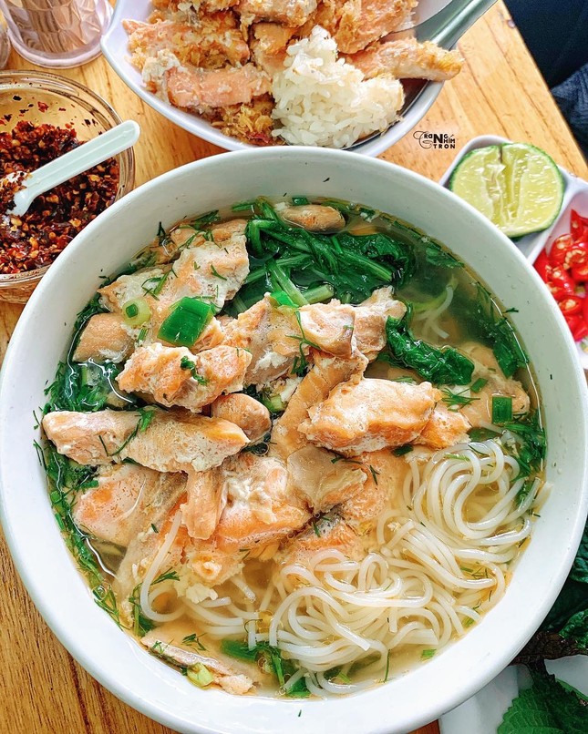 Hà Nội: Thử ngay cháo, xôi, bún cá hồi ngon ngọt trên phố Kim Ngưu ảnh 1