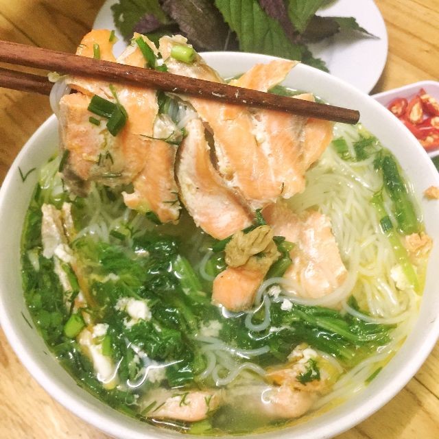 Hà Nội: Thử ngay cháo, xôi, bún cá hồi ngon ngọt trên phố Kim Ngưu ảnh 3