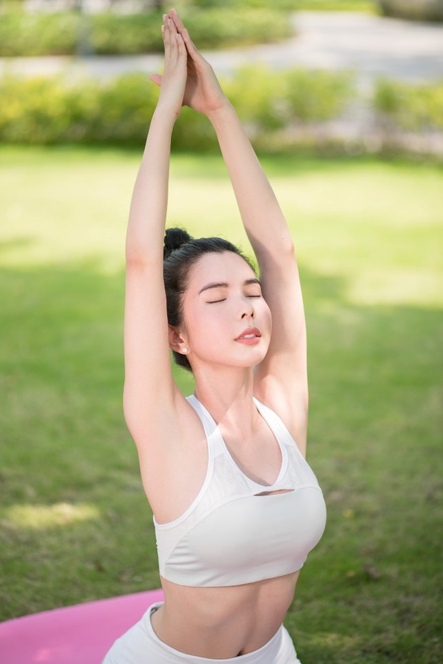 Ngoài Hồ Ngọc Hà, không ít sao nữ đình đám V-biz cũng yêu thích tập yoga ảnh 6