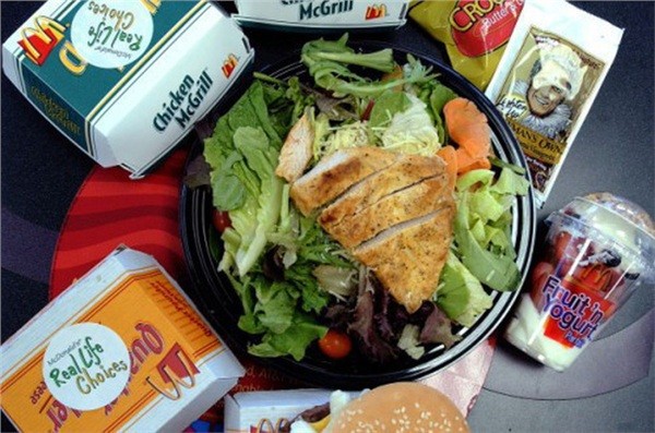 Thực khách "hãi hùng" khi cắn phải cánh gà McDonald's còn nguyên lông ảnh 2