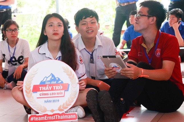 Teen TP.HCM hào hứng thử sức "leo núi" cùng thầy cô ảnh 1
