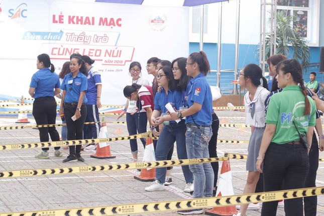 Teen TP.HCM hào hứng thử sức "leo núi" cùng thầy cô ảnh 2