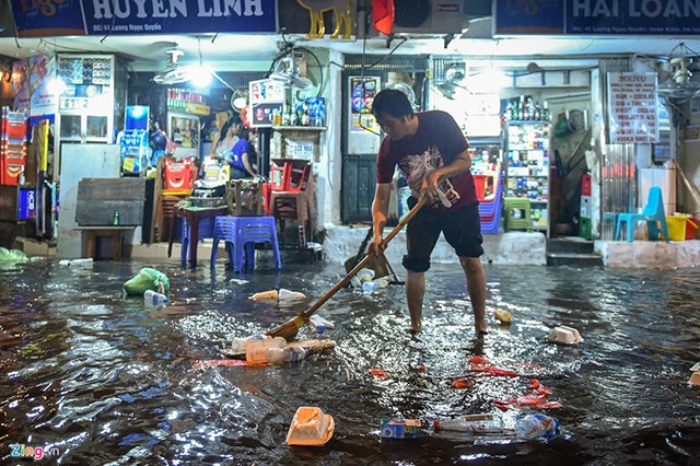 Hà Nội: Ô tô Mercedes chết máy, rác lềnh bềnh sau trận mưa ngập lúc nửa đêm ảnh 8