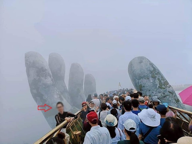 Cầu Vàng Đà Nẵng quá tải khách du lịch, nhiều bạn trẻ bất chấp nguy hiểm để "sống ảo" ảnh 1