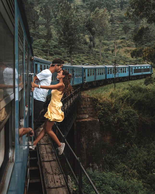 Cầu Vàng Đà Nẵng quá tải khách du lịch, nhiều bạn trẻ bất chấp nguy hiểm để "sống ảo" ảnh 5