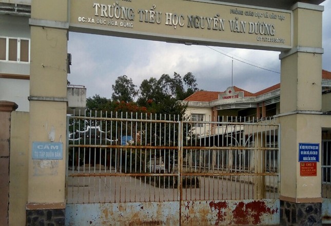 Bắt học sinh thụt dầu giữa sân trường, thầy giáo bị kỷ luật ảnh 1