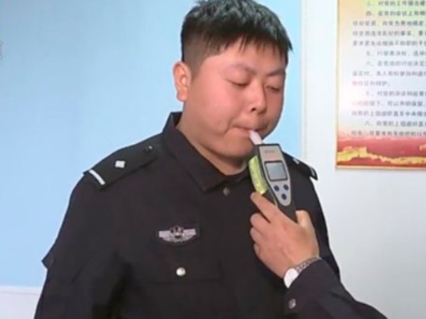 Trung Quốc: Ăn sầu riêng, chàng trai bị tuýt còi vì nồng độ cồn vượt mức ảnh 2